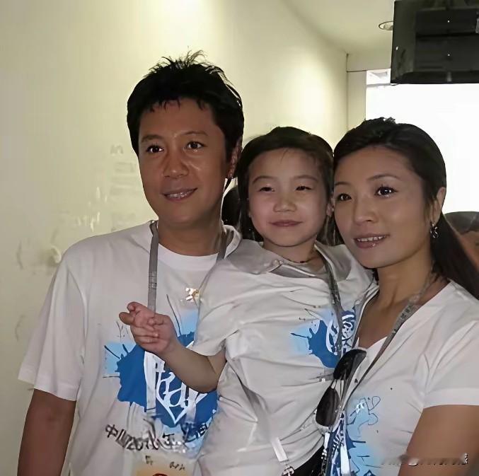 蔡国庆的家庭生活太幸福了，老婆非常漂亮，孩子非常优秀，让人感觉特别的羡慕！蔡国庆