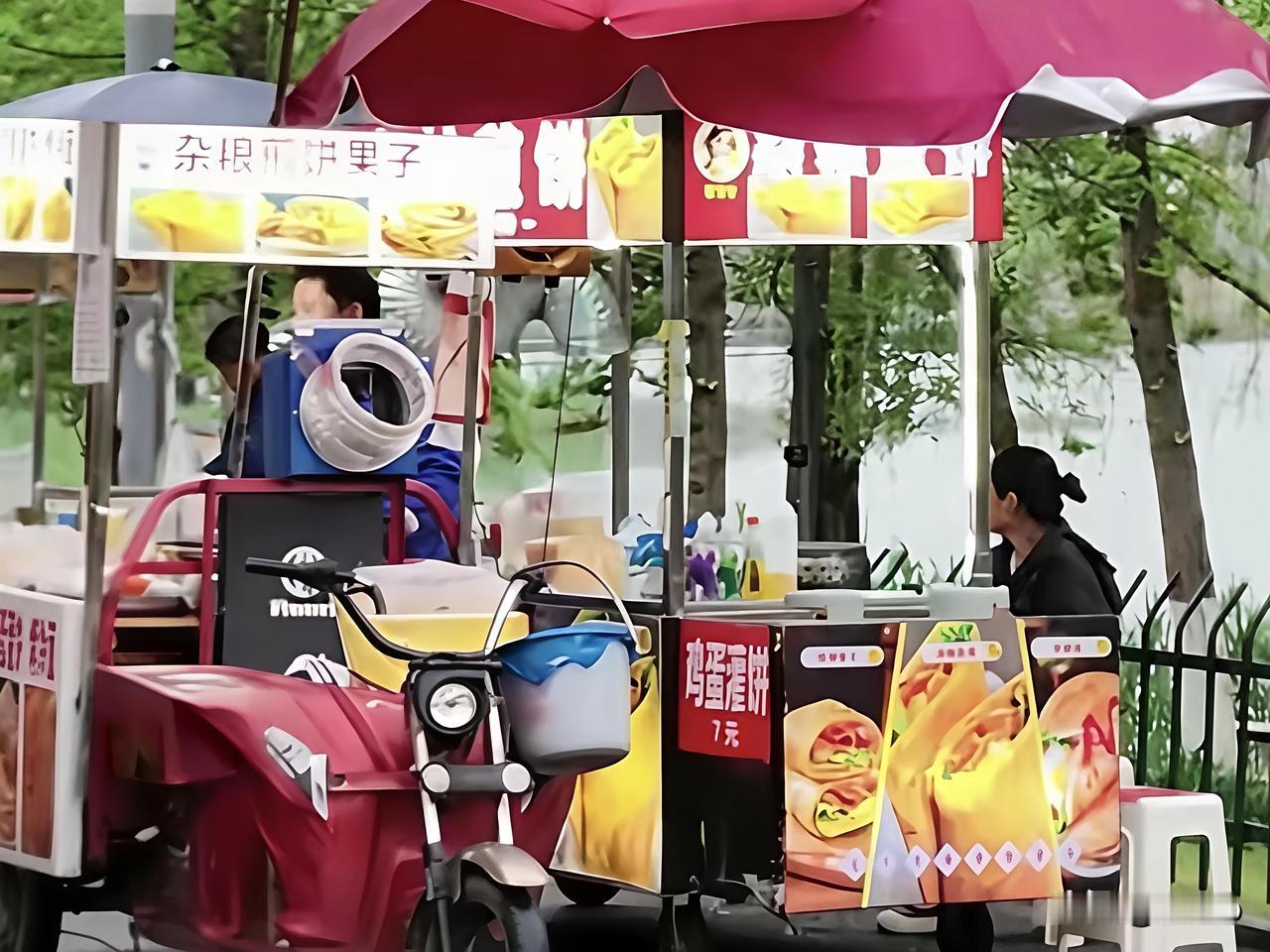 长沙煎饼摊被恶意堵门，全网怒了！这届年轻人用行动告诉我们：善良永远不会被辜负！