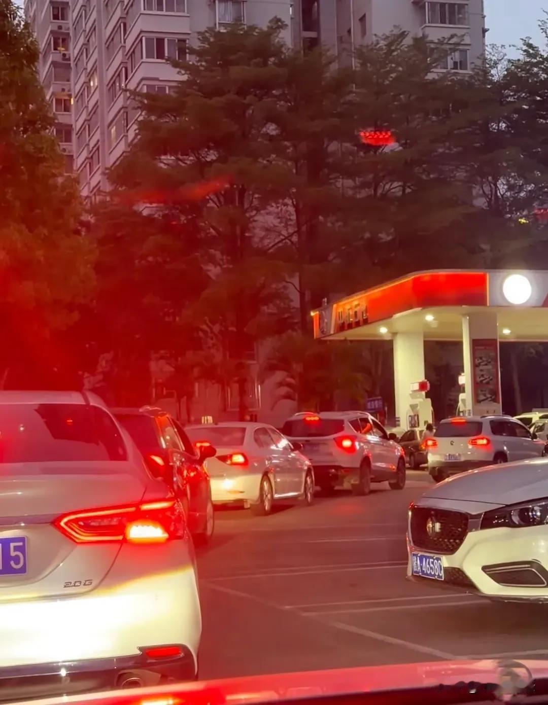 月12日晚，加油站又开始排队了，不少人以为是油价要跌，其实不然：对很多燃油车