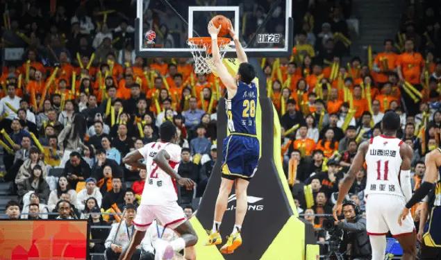 CBA第19轮广东和山西冤家路窄，两队67次犯规的犯规大战，让40分钟的比赛足足