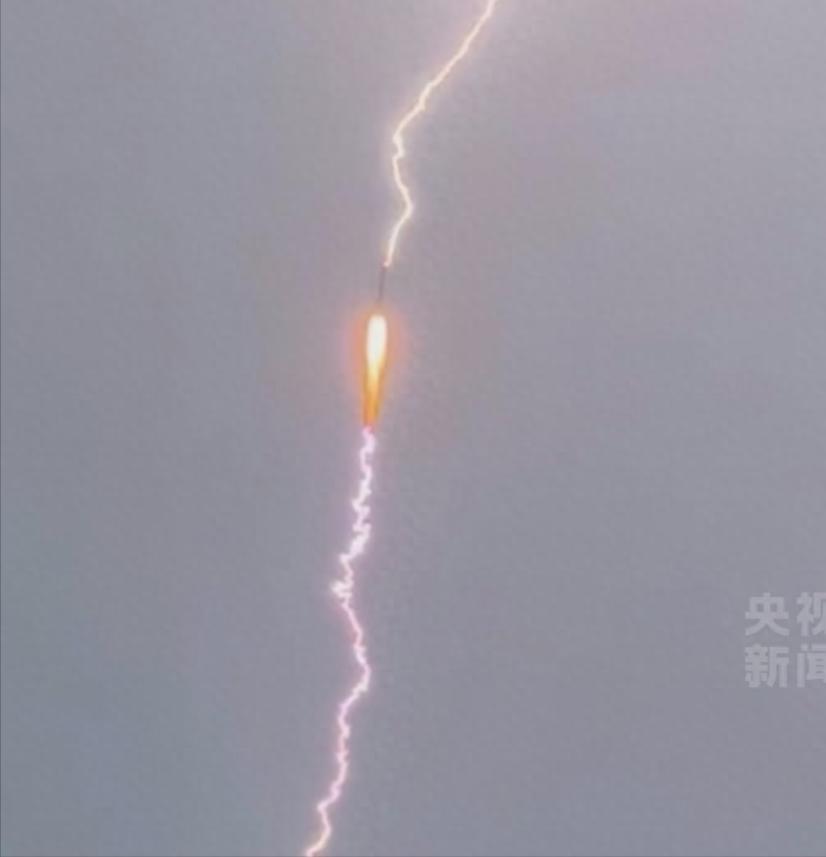 真是刺激！就在2026年7月23日，西昌卫星发射中心的雨夜，上演了一幕全网震撼的