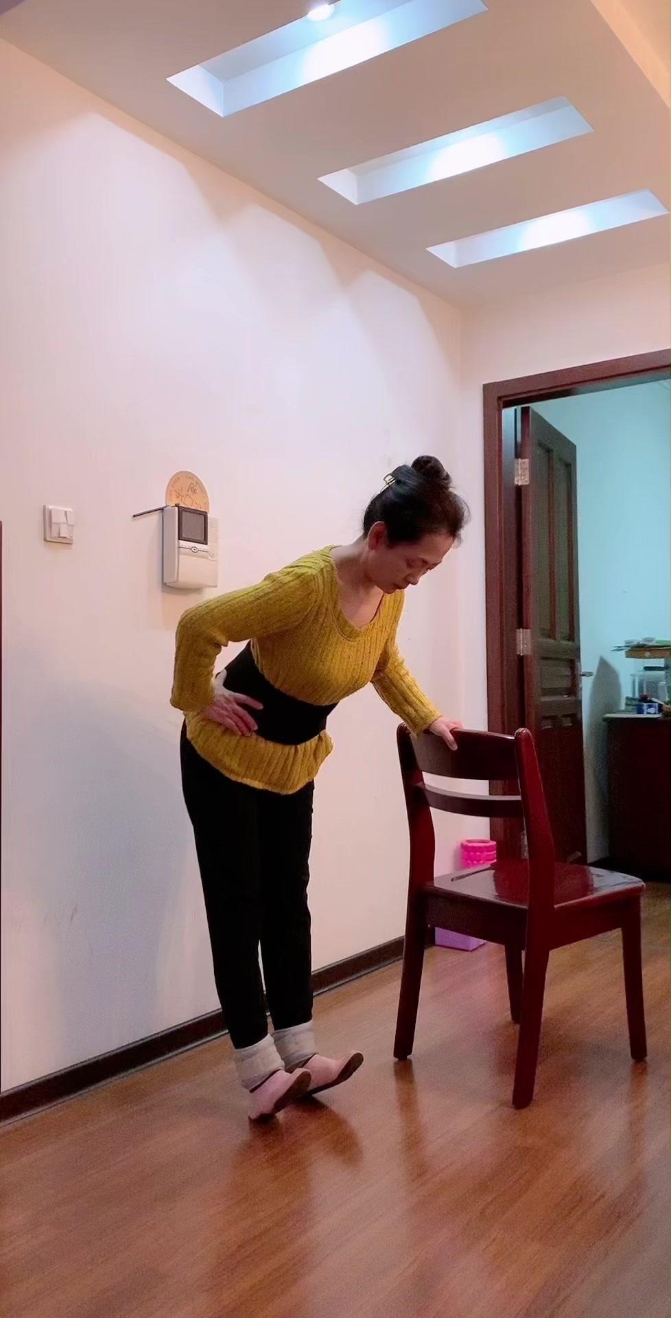 坚持做这4个动作，能让走路越来越稳，腿脚更轻松～1️⃣交替顶膝训练：把双脚分开