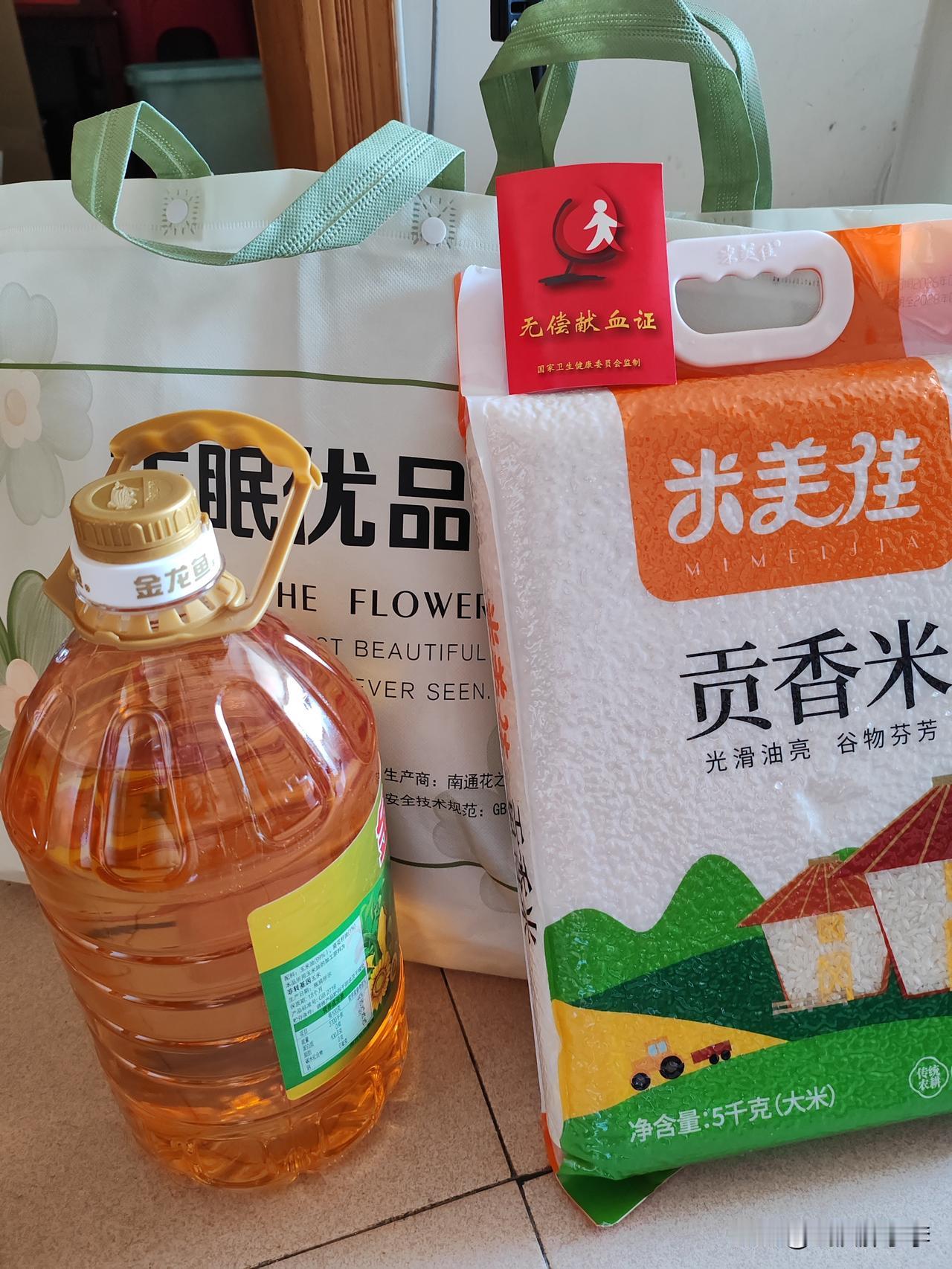 一大早接到电话，黑皮有气无力的要我下楼接他，真把我吓个半死他却站那笑眯眯的！到家