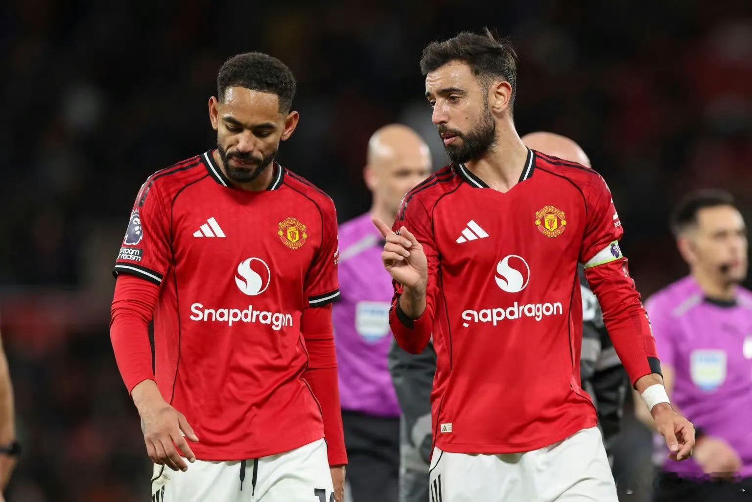 太阳报：曼联消息源透露，费尔南德斯在帮助库尼亚适应“曼联球员”身份所带来的压力方