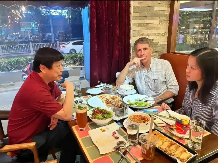 胡锡进曾与被驱逐出境的纽约时报》记者王月眉一起吃饭，说明胡锡进与这个长期抹黑中国