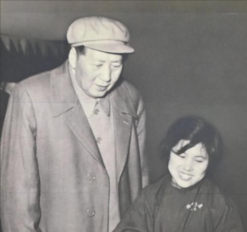 1958年，沈阳电器厂车间里，所有工人埋头苦干，对巡视的大领导不理不睬，突然，一