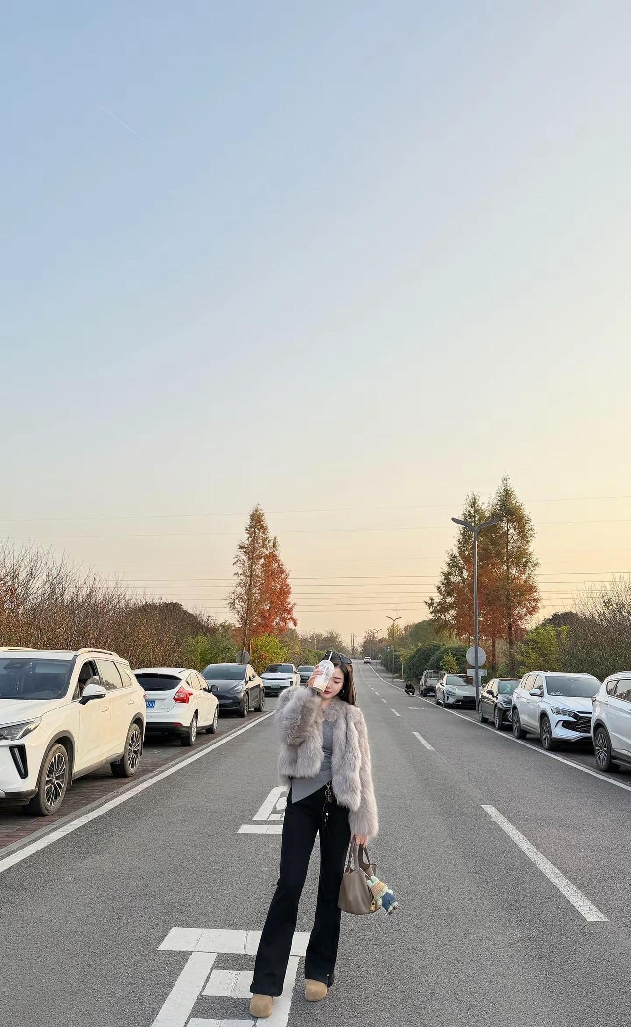 爱上自己的那一刻人生才刚刚开始穿搭日记随意拍皮草穿搭