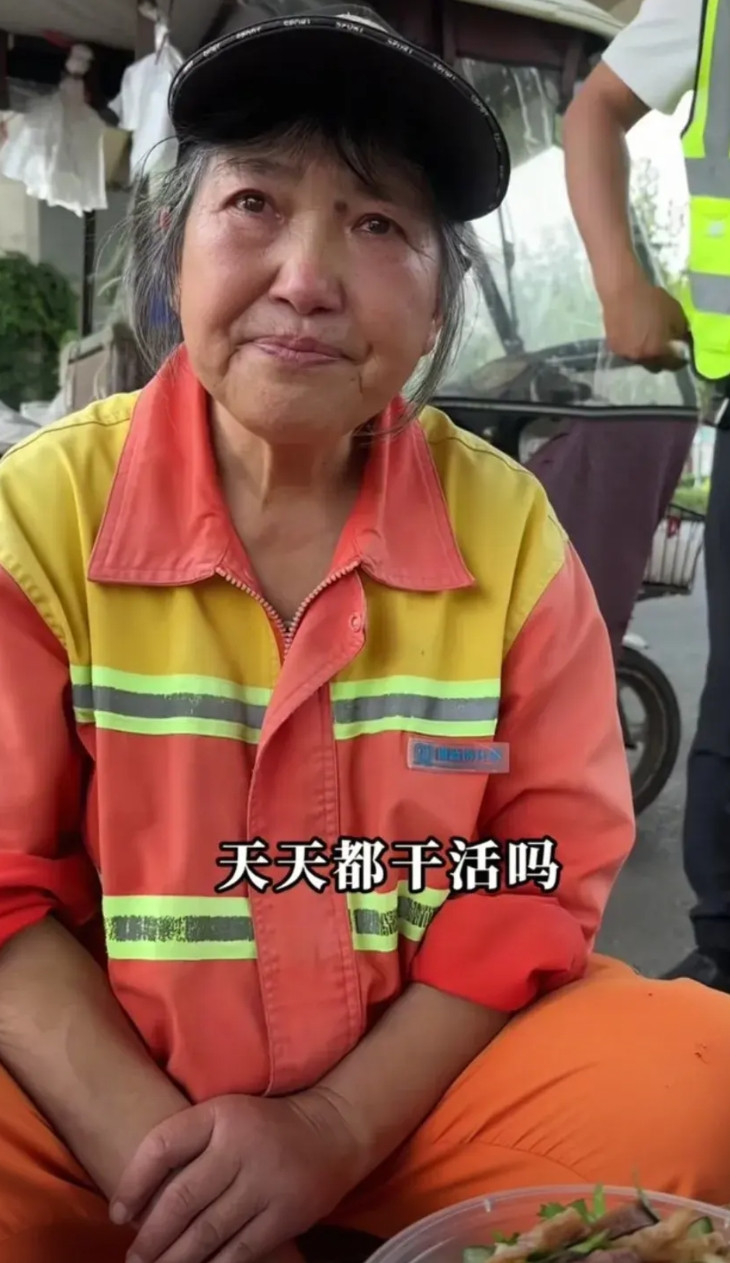 我家楼下阿姨是一个环卫工人，每个月工资1400元，每天工作时间早上6.30-11