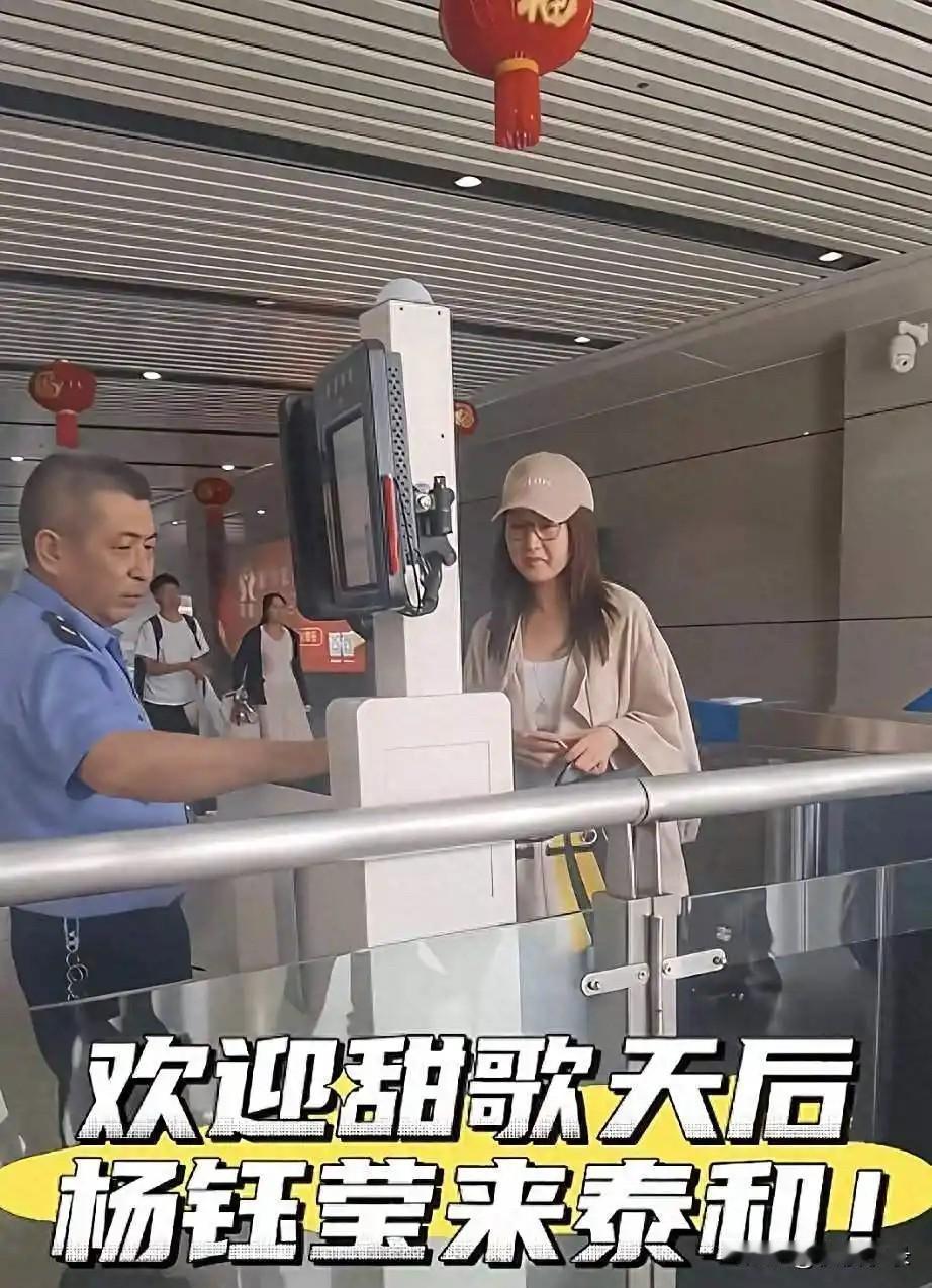 杨钰莹十月一日回到江西老家参加活动，54岁的她素颜出镜，戴着黑框眼镜，一身休闲打
