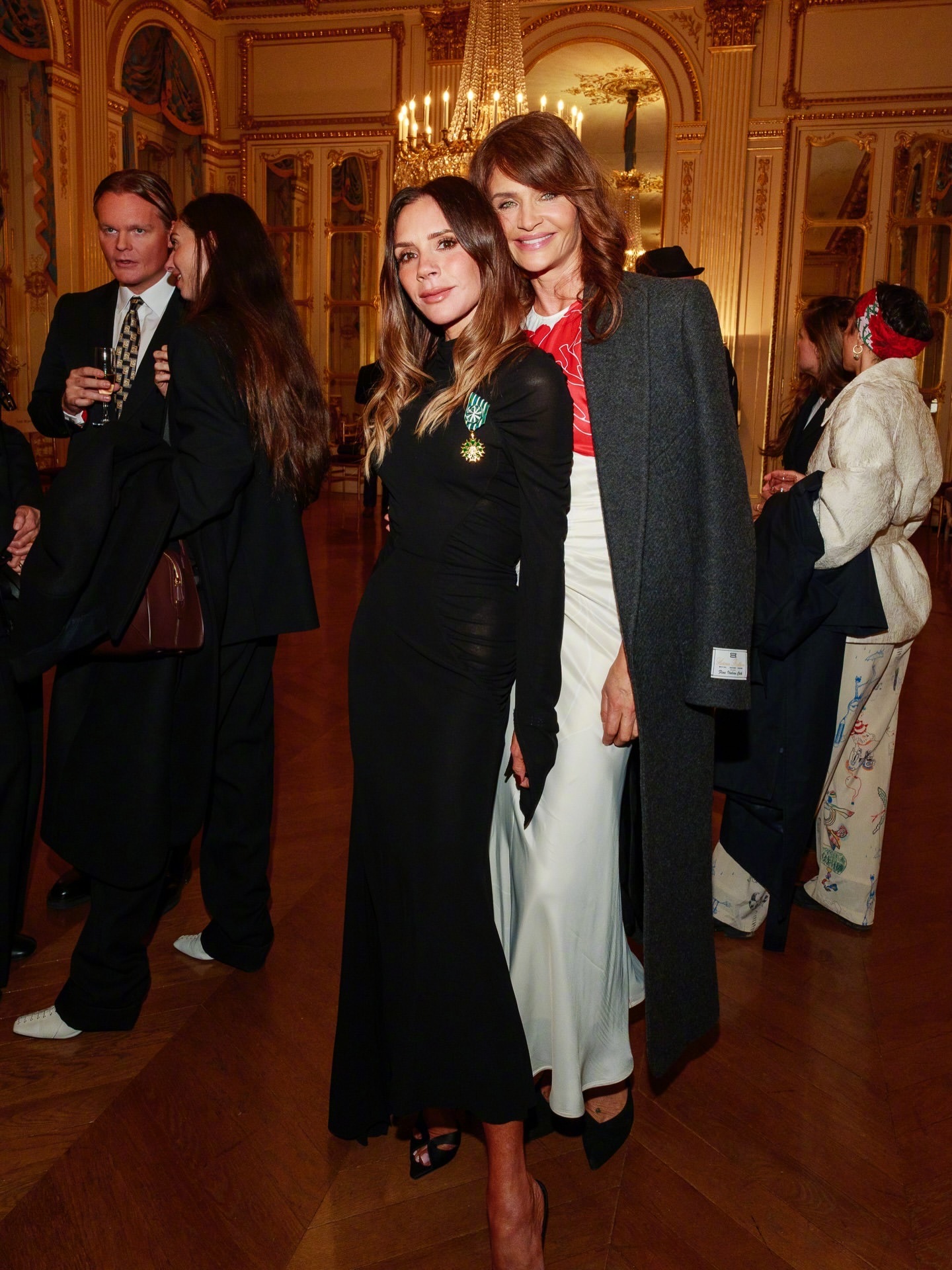 维多利亚的这时尚圈人脉和好人缘！大家齐聚为其祝贺（荣获法国国家艺术与文学骑士勋章