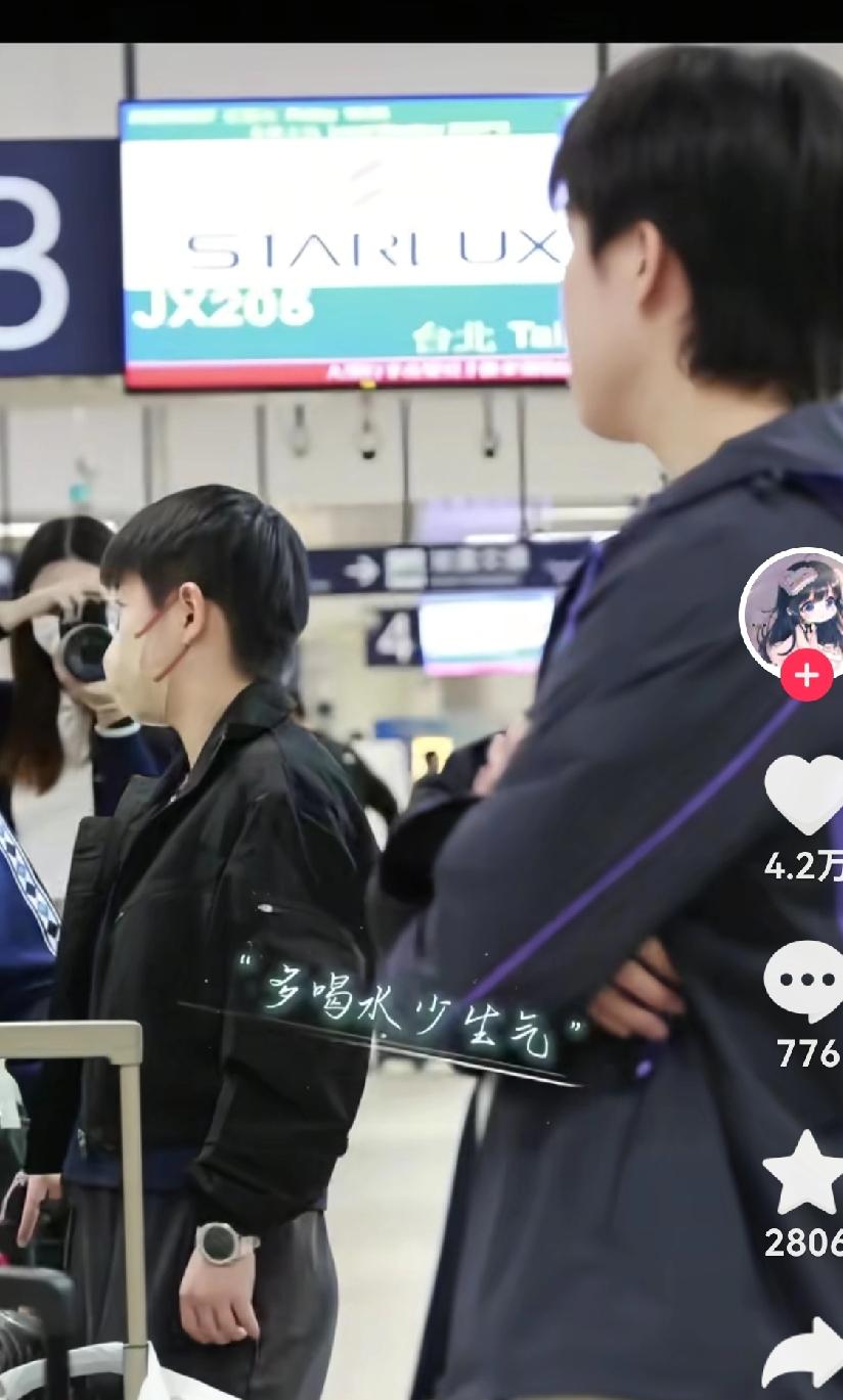 很喜欢磕他们俩，看到他们偶尔的互动莫名的喜悦，影视剧有好多CP，但没有一丝