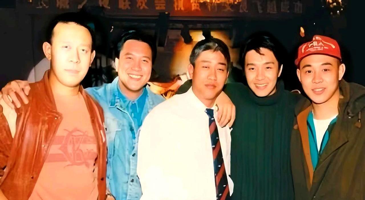 1993年，《方世玉》片场。一张合影，江湖定格。21岁的赵文卓，西装领带，站