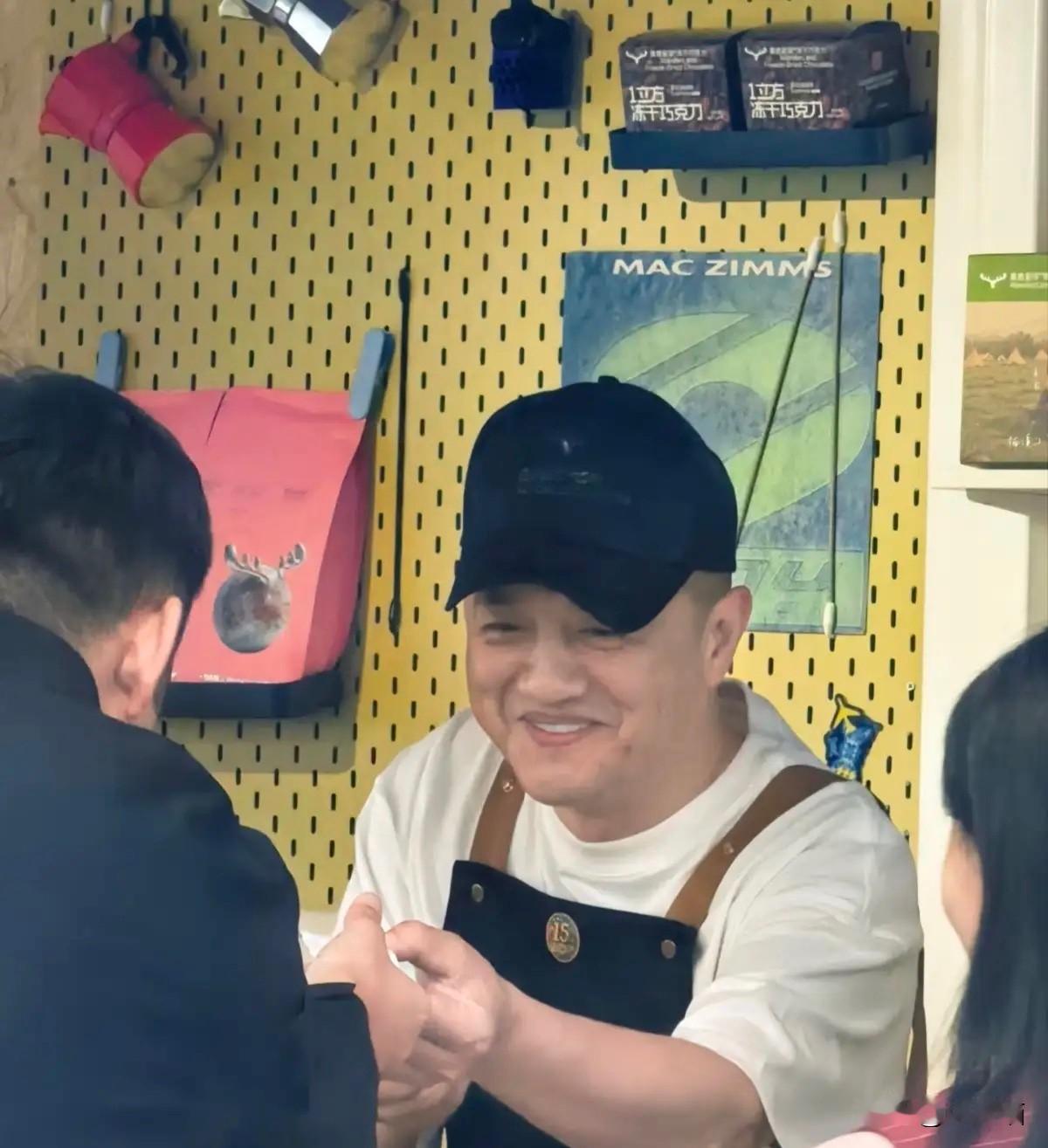 不用担心李亚鹏在云南开咖啡店会亏。虽然他在丽江雪山小镇栽过大跟头，但这次的路