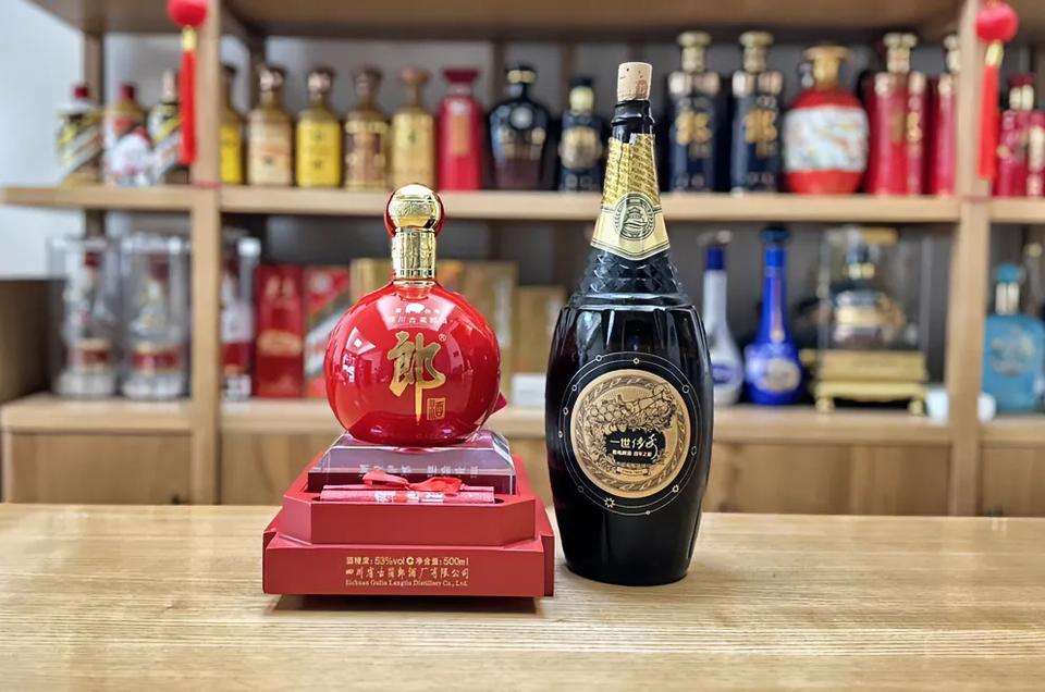 @阿陶品酒将青岛啤酒一世传奇中加入百年郎酒，混合后做成深水炸弹；口感品评，混合