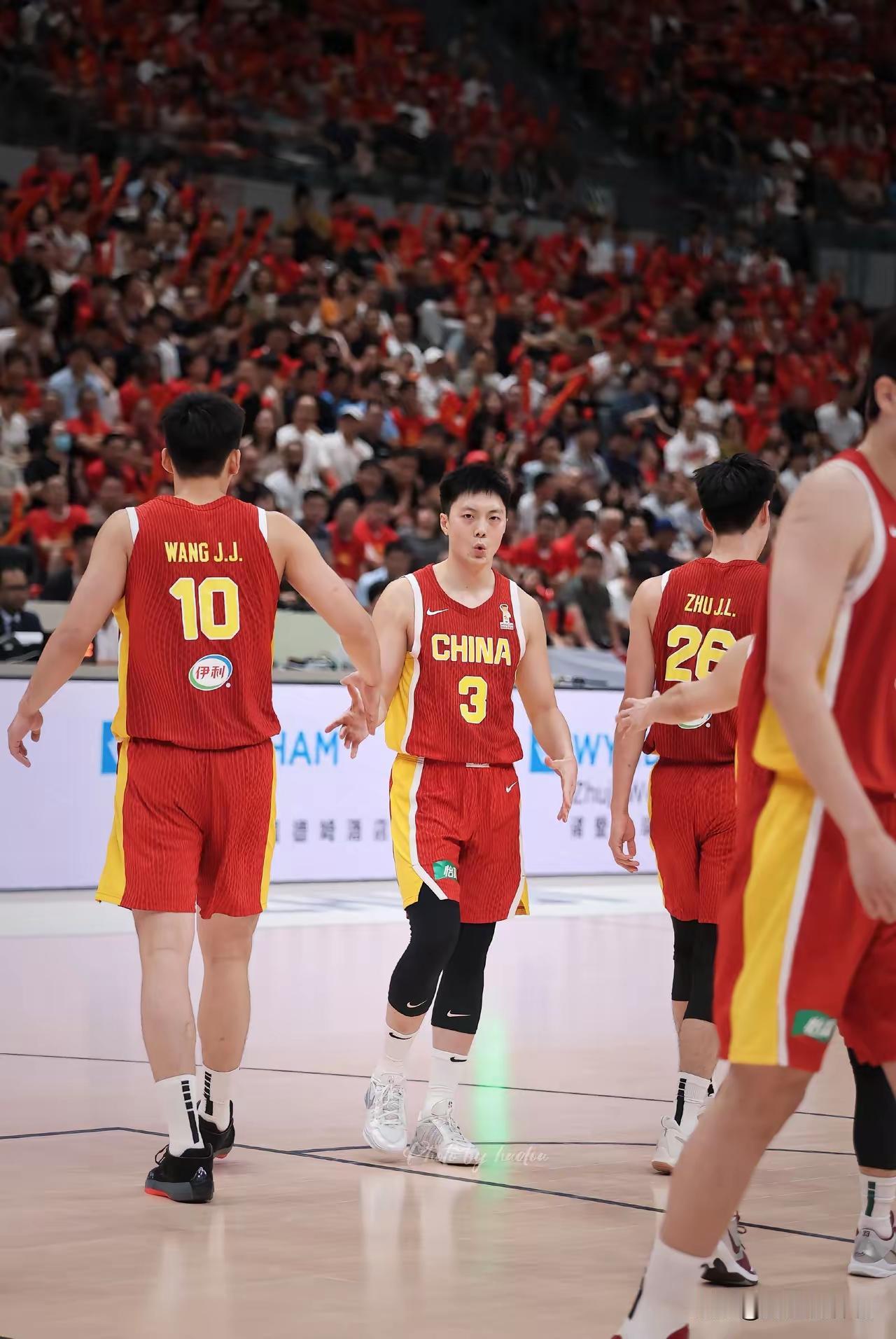 艰难取胜！没人想到中国男篮会这么艰难的击败沙特，胡金秋也是终于打上四号位了，廖三