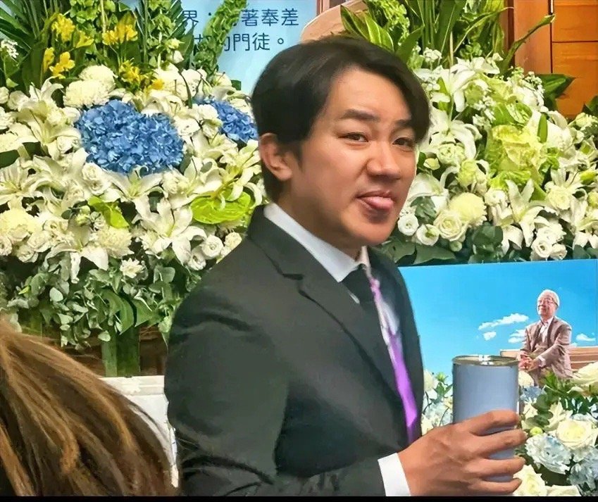 不查不知道，今天这场葬礼上，扶灵的人比到场的大咖还让人意外。7月4日这天，香港戏