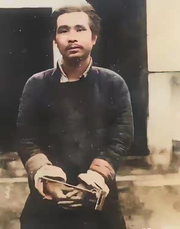 一张摄于1935年的遗照：受尽酷刑，脊梁笔直，嘴角含笑麻烦看官老爷们右上角点