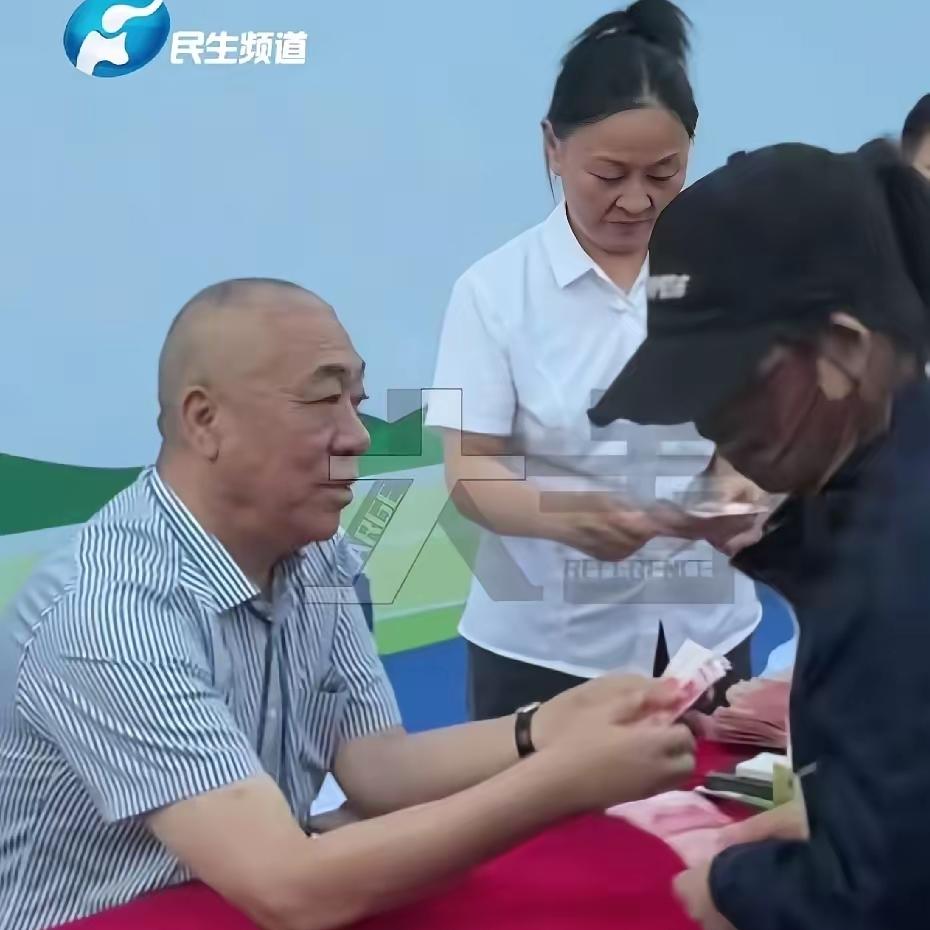 不是我说，看着河南矿山的郭玉梅，真心觉得不容易。大家只记住发钱现场热闹，很少