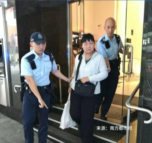 胆子太大了！6月26日报道，香港汇丰银行，近日来了两个内地男女。他们淡定地递上一