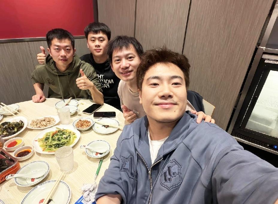 看到梁靖崑发的这段文字，真得是绷不住了，“不知道还有没有一起奋斗的机会”。