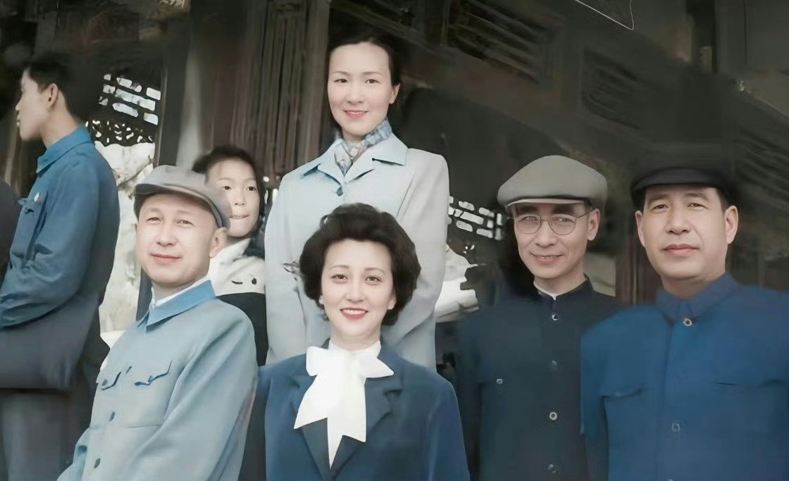 六十年代，钱学森夫妇、郭永怀夫妇和女儿郭芹与汪德昭（右一）一起游览颐和园。​