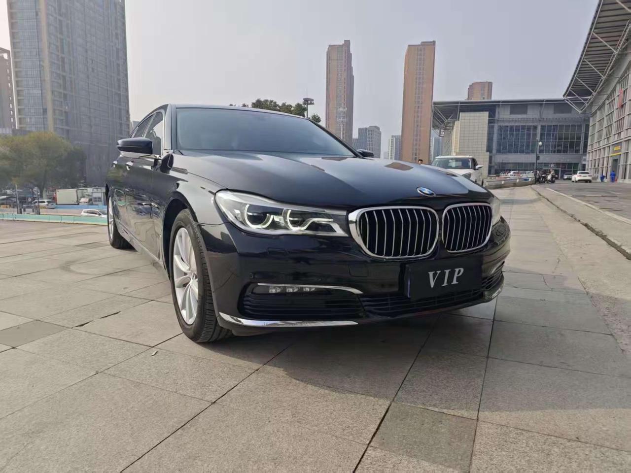 17年上牌宝马730豪华版，行驶12万公里，原版2个面补漆，成色好，的朋友们现在