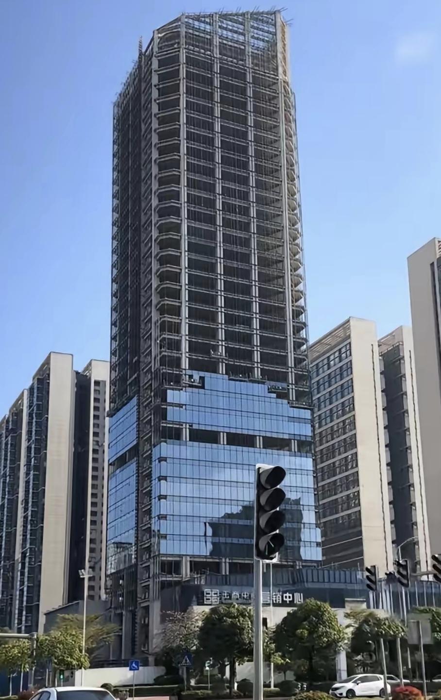 玉林第一高楼玉商大厦，高171米，全玻璃幕墙写字楼、酒店，也是桂东第一高楼。这栋