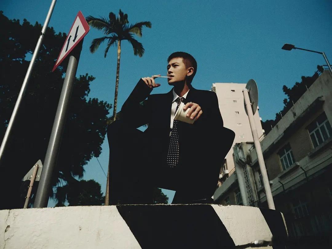 任嘉伦宋祖儿红毯合体国超这个造型又痞又帅，适合演个港岛警察，以前飞虎队那种。