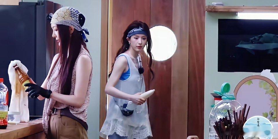 终于明白中餐厅里靳梦佳不愿搭理张雅淇的缘由了，换作任何人，估计都不想搭理她。靳梦
