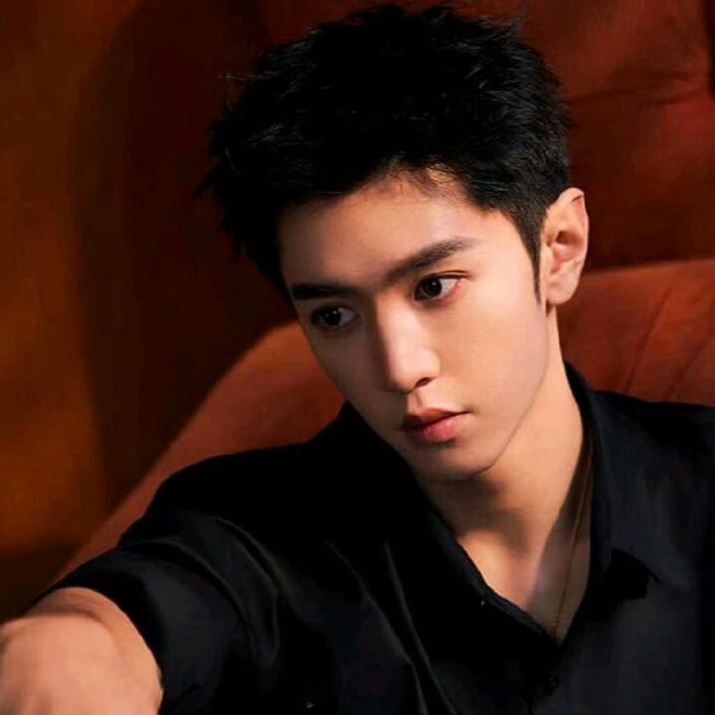 哈哈啊哈哈啊哈于歪对自己的颜值真的超自信的