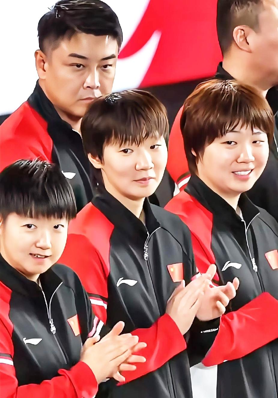 看着这姐三的眼神，这是视线一路追随，满眼都是羡慕，恨不得上去聊几句。在