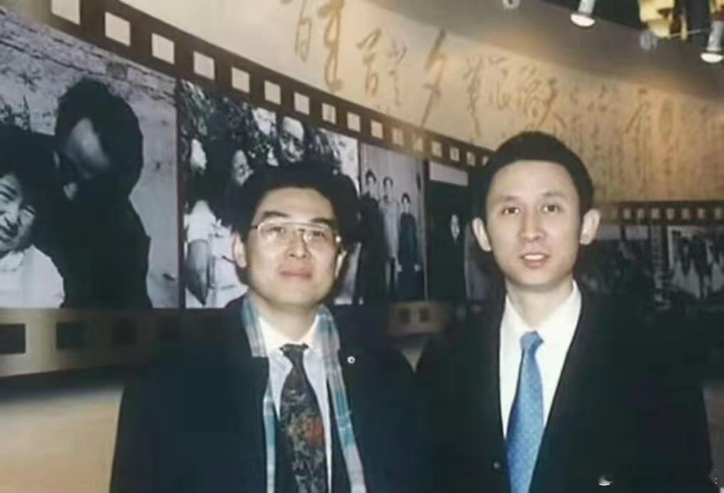 这张合影，看了好久。越看越觉得，气质这东西……李敏儿子与李讷儿子站在一起，那份从