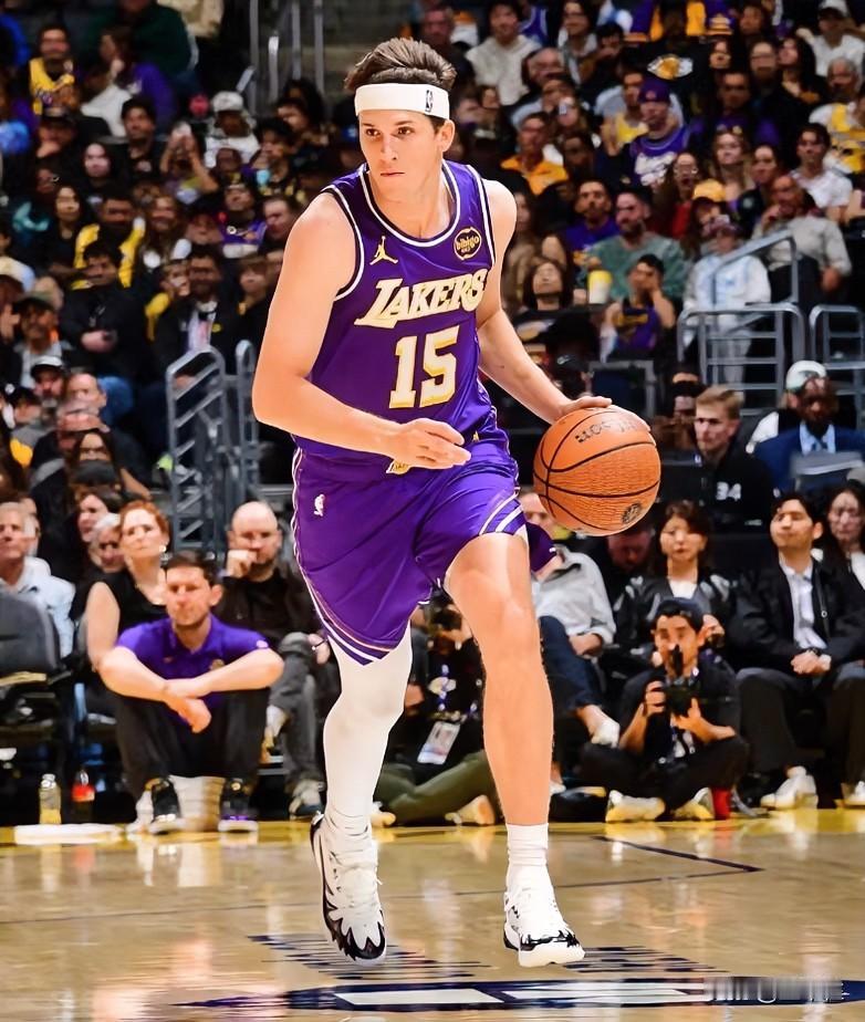 浓眉知道打哪场复出，队友表示不清楚也不在意。看着湖人三个会传球的，浓眉除了羡慕没