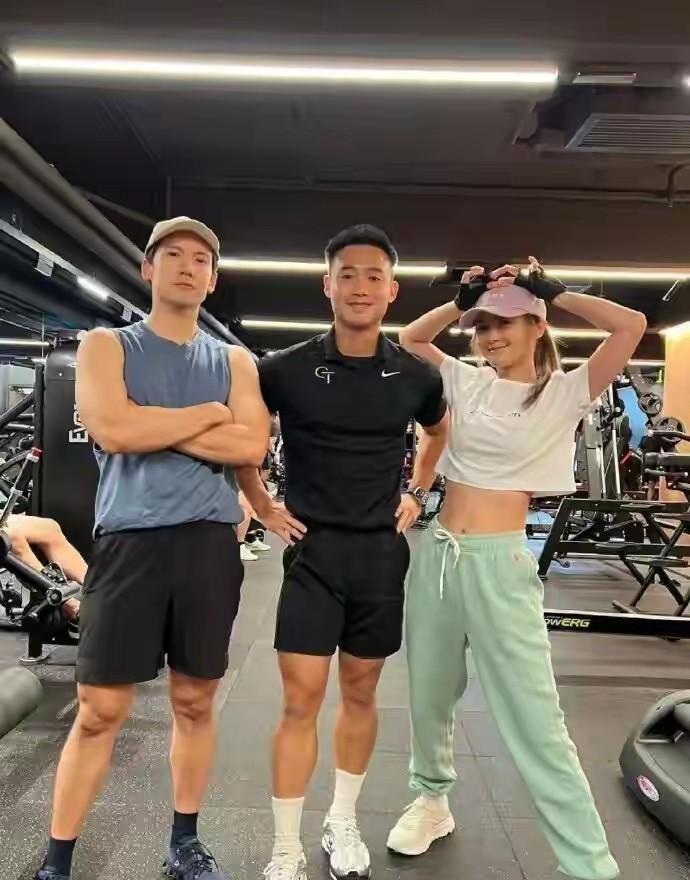 蔡卓妍公开同居，一句话点破感情真相：节奏自己定，开心就对了。她爽快承认与健身教