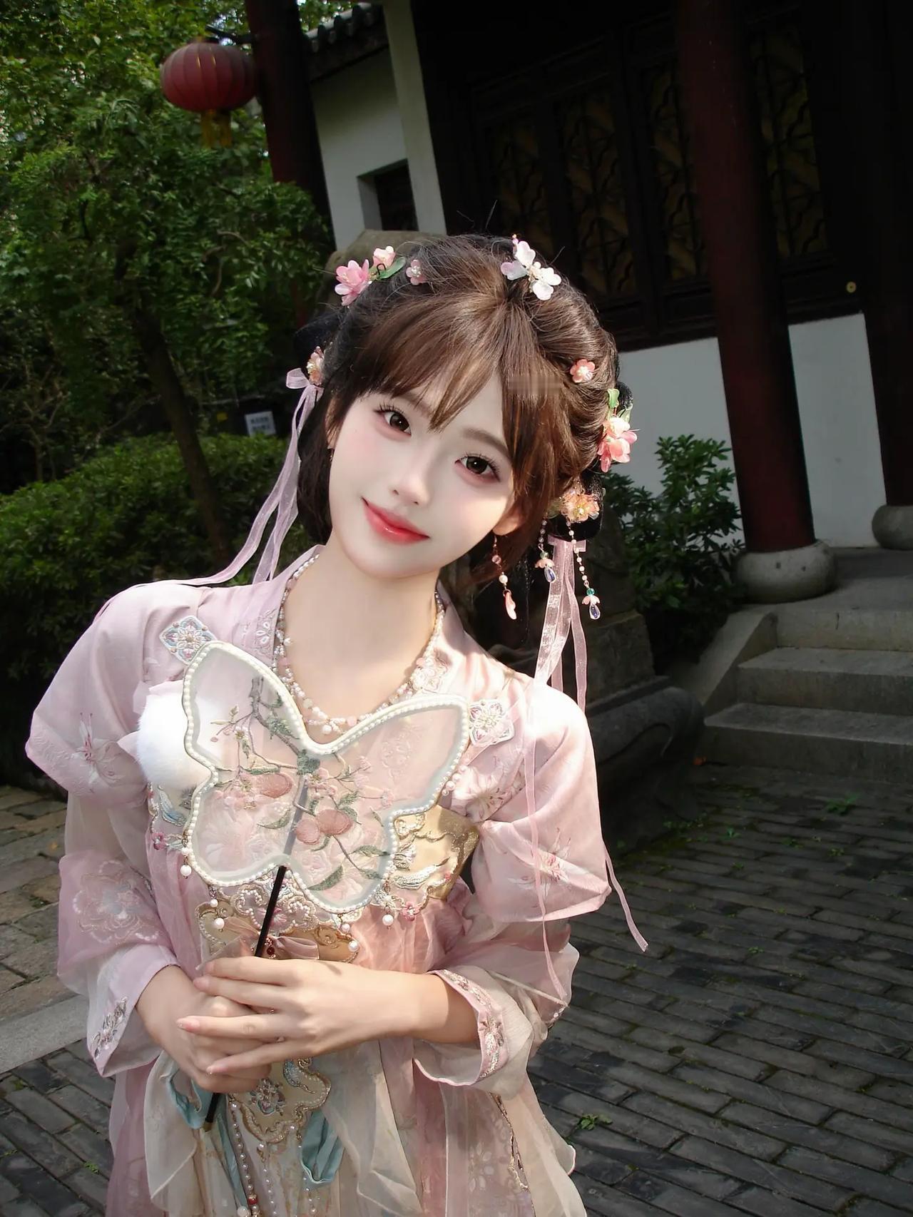 蝴蝶团扇配粉色汉服，举手投足都是古典韵味，一眼万年。汉服写真在逃花仙子