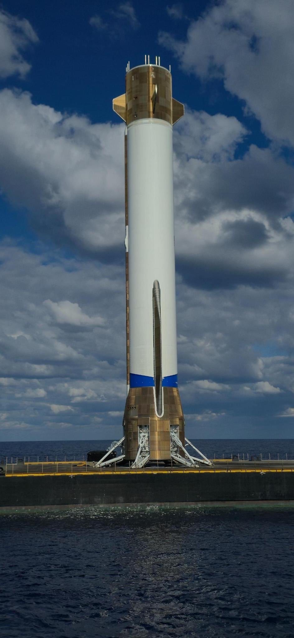 在回收船上的“新格伦”火箭芯一级，这也忒干净。