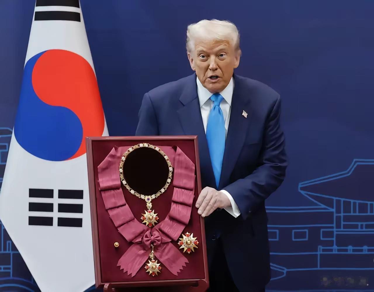 会送礼真的很重要！李在明给特朗普的礼物很特别，一个戴头上，一个戴脖子上，乍一看