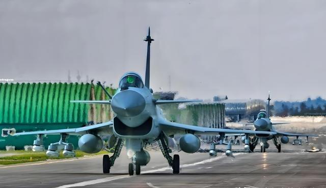 现在终于搞明白为什么歼10C卖不出去了，因为大部分的国家都在等土耳其仿制的歼10