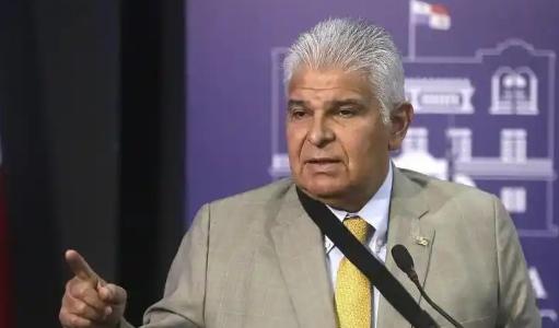 这回巴拿马算是彻底傻眼了！巴拿马这回是真的彻底傻眼了。码头上堆积如山的香蕉和