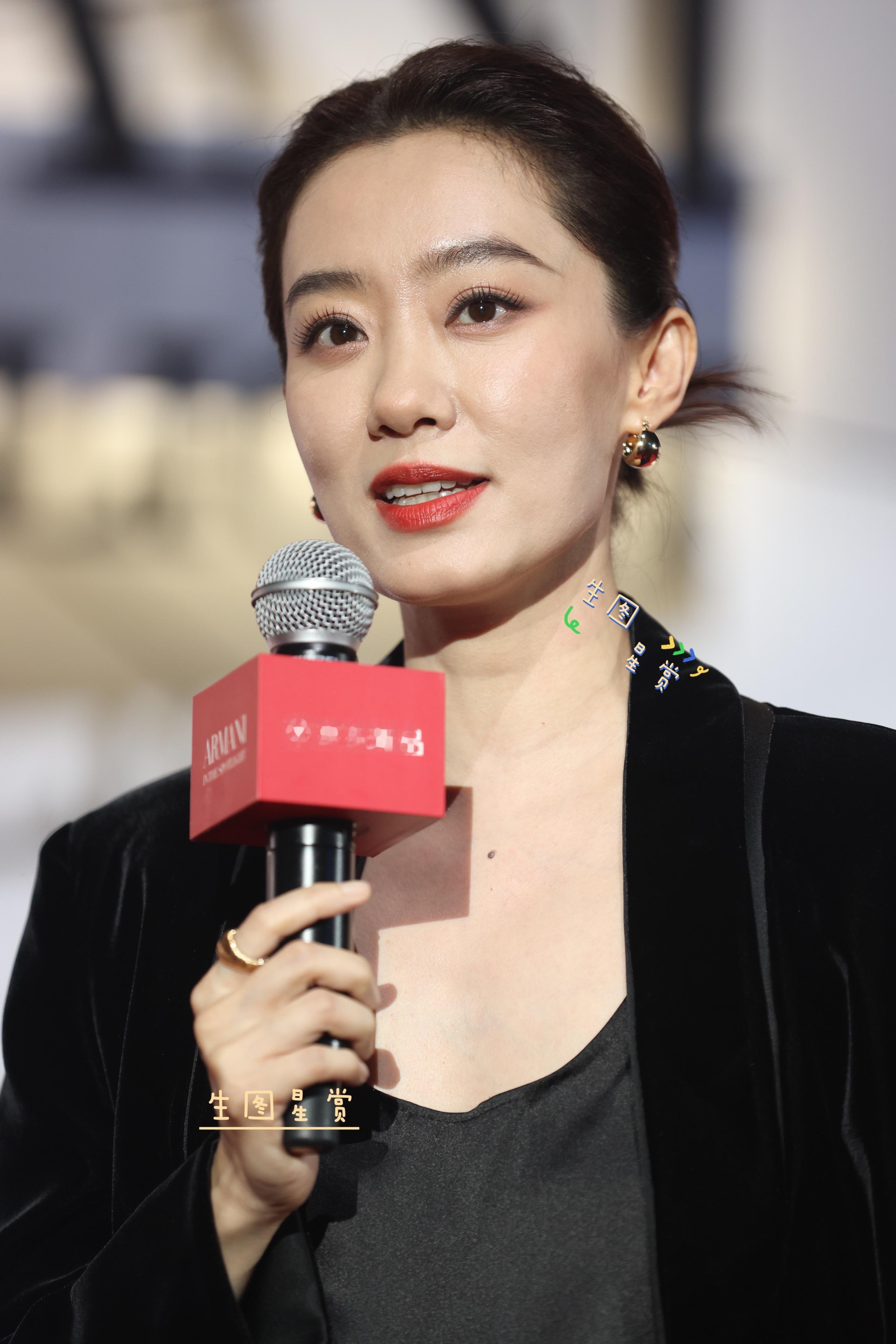 张小斐阿玛尼活动返图红唇西装杀的斐姐一整个飒美🖤张小斐影后松弛感张小