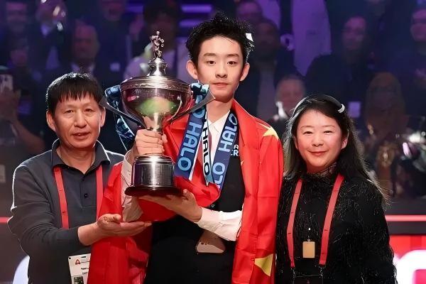 吴宜泽父亲曾卖房陪儿子练球，家庭付出终得丰厚回报2003年10月出生于兰州