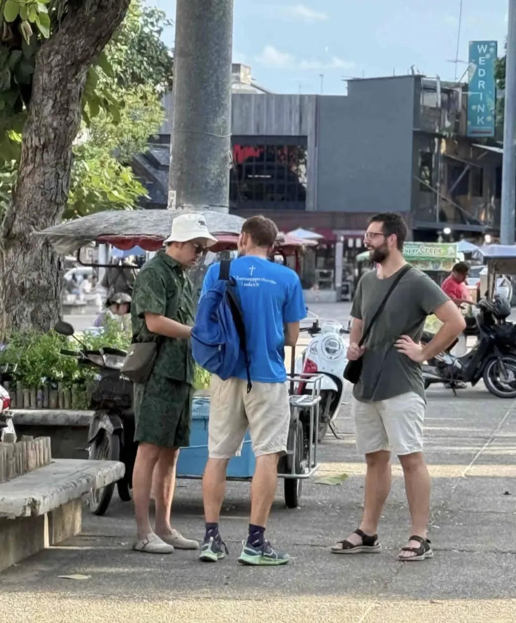 雷佳音夫妇泰国游玩被网友认出，一身慵懒风造型，松弛感满满！私下的雷佳音总是打扮