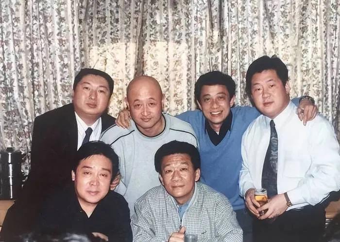 一眼就认出了，大脑袋正亮的陈寒柏，别看他长相不及格，但他的妻子貌美如花，两个人相