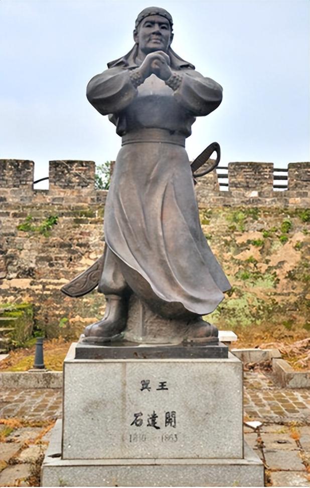 公元1863年，石达开被凌迟处死后，刽子手余宝检查石达开尸首，刚一走近，就看到了