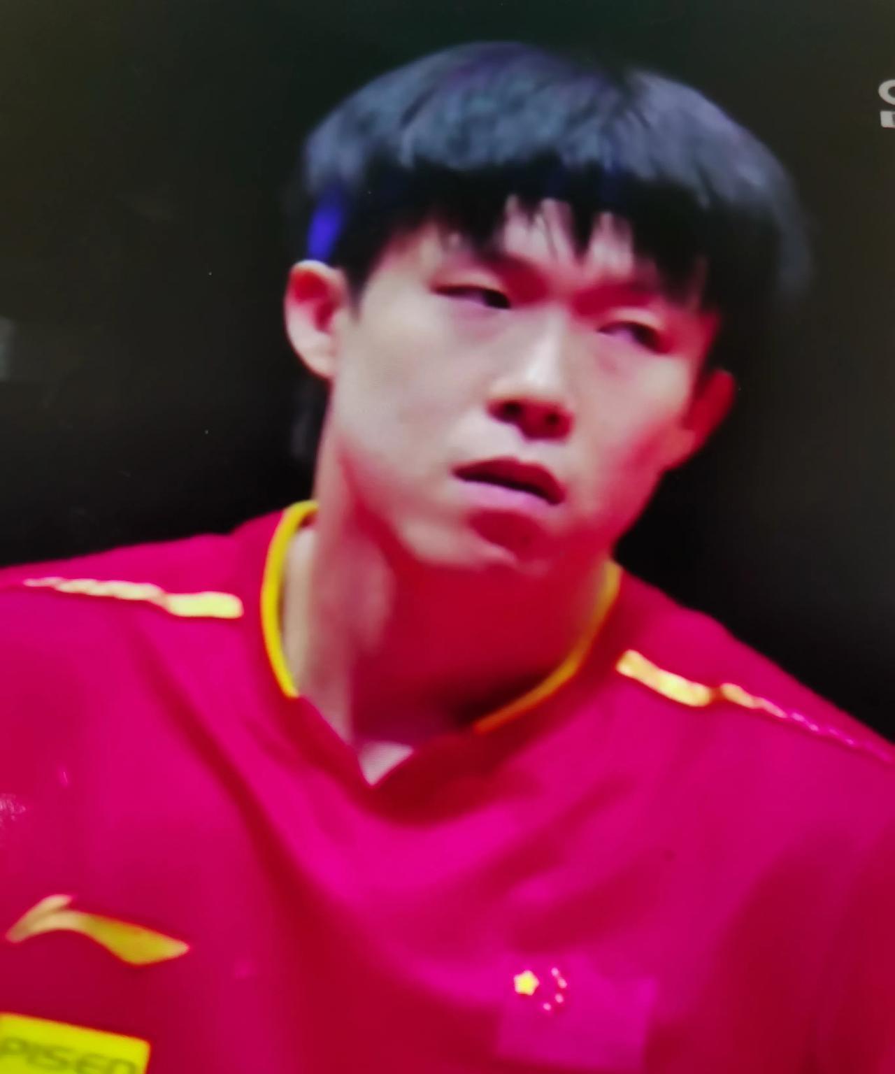 大胜老将！在今天晚上刚刚结束的多哈世乒赛男单第三轮比赛中，25岁世界排名第二的中