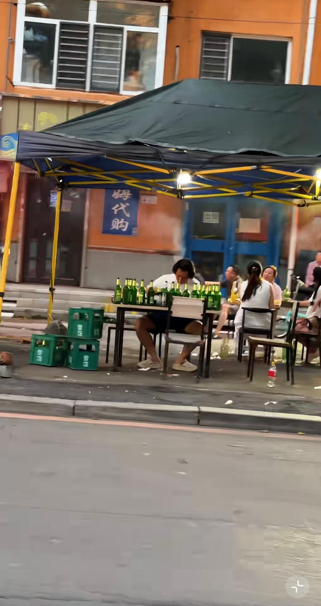 这是喝了一晚上吗？鲜啤是好喝，但也要适量。可能有故事，吃完都跑了，就剩个喝多的结