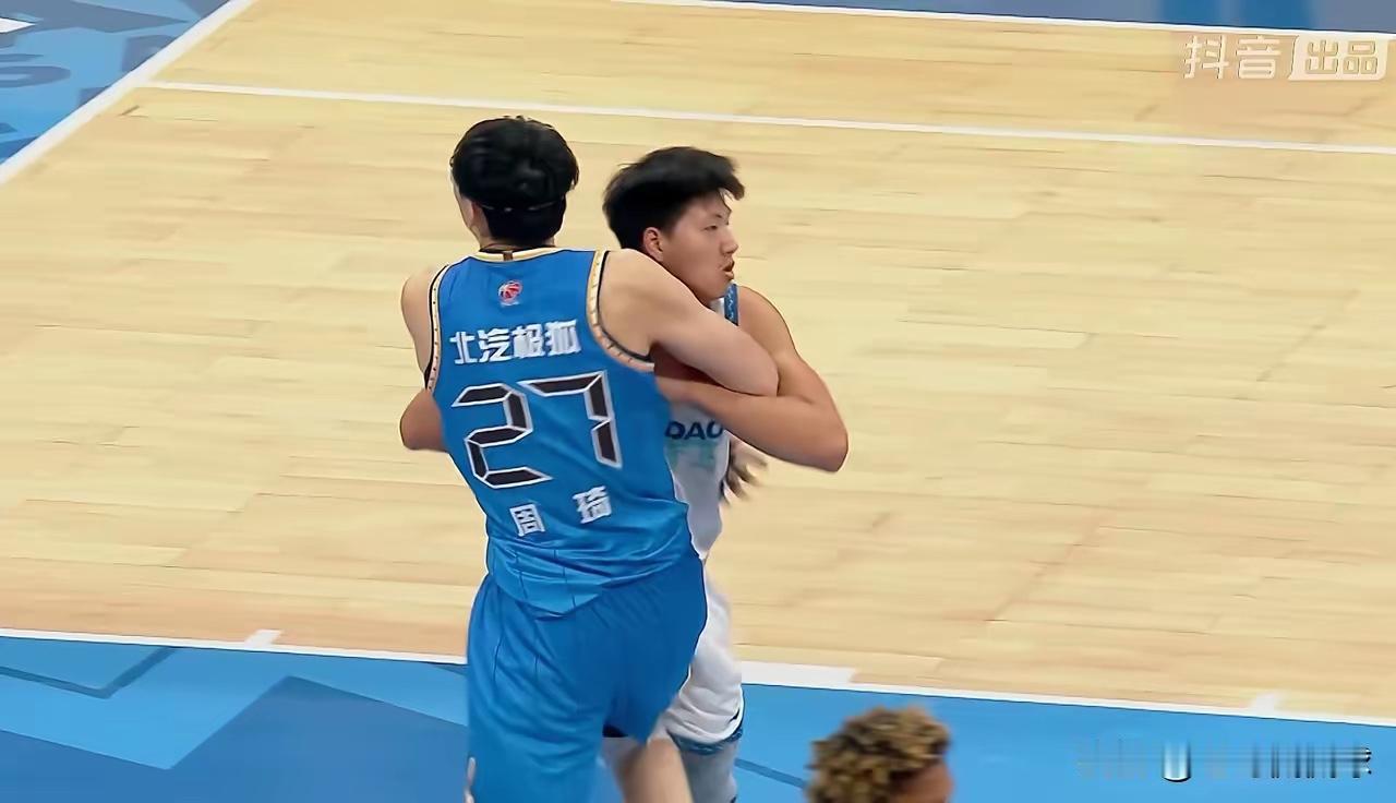 CBA赛场突发火爆冲突！周琦与小将对位起争执，赛场火气该收收了在今天北京北汽