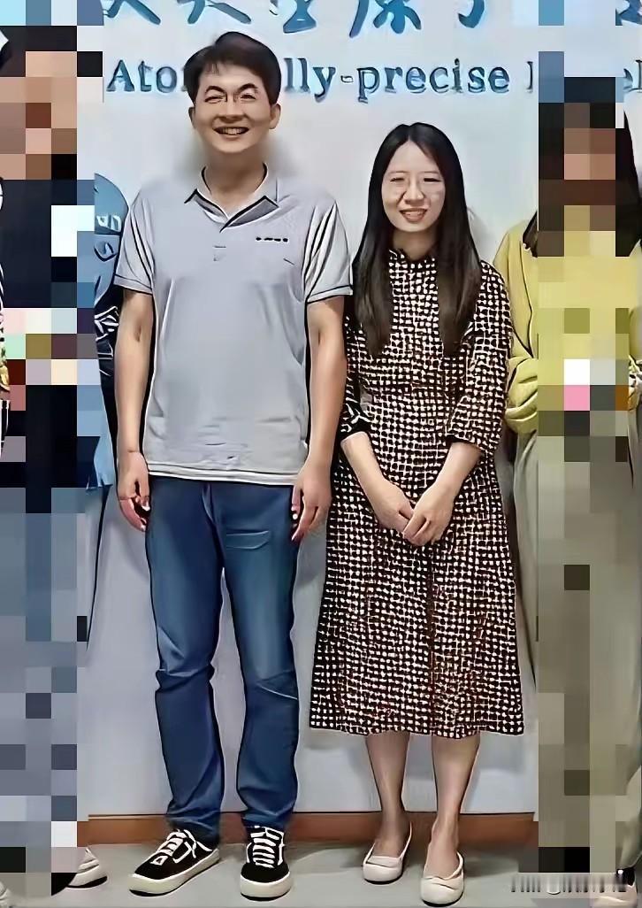 我怀疑曾教授是为了爱情，也怀疑曾教授是为了前程，万万没想到，这一细扒才发现她