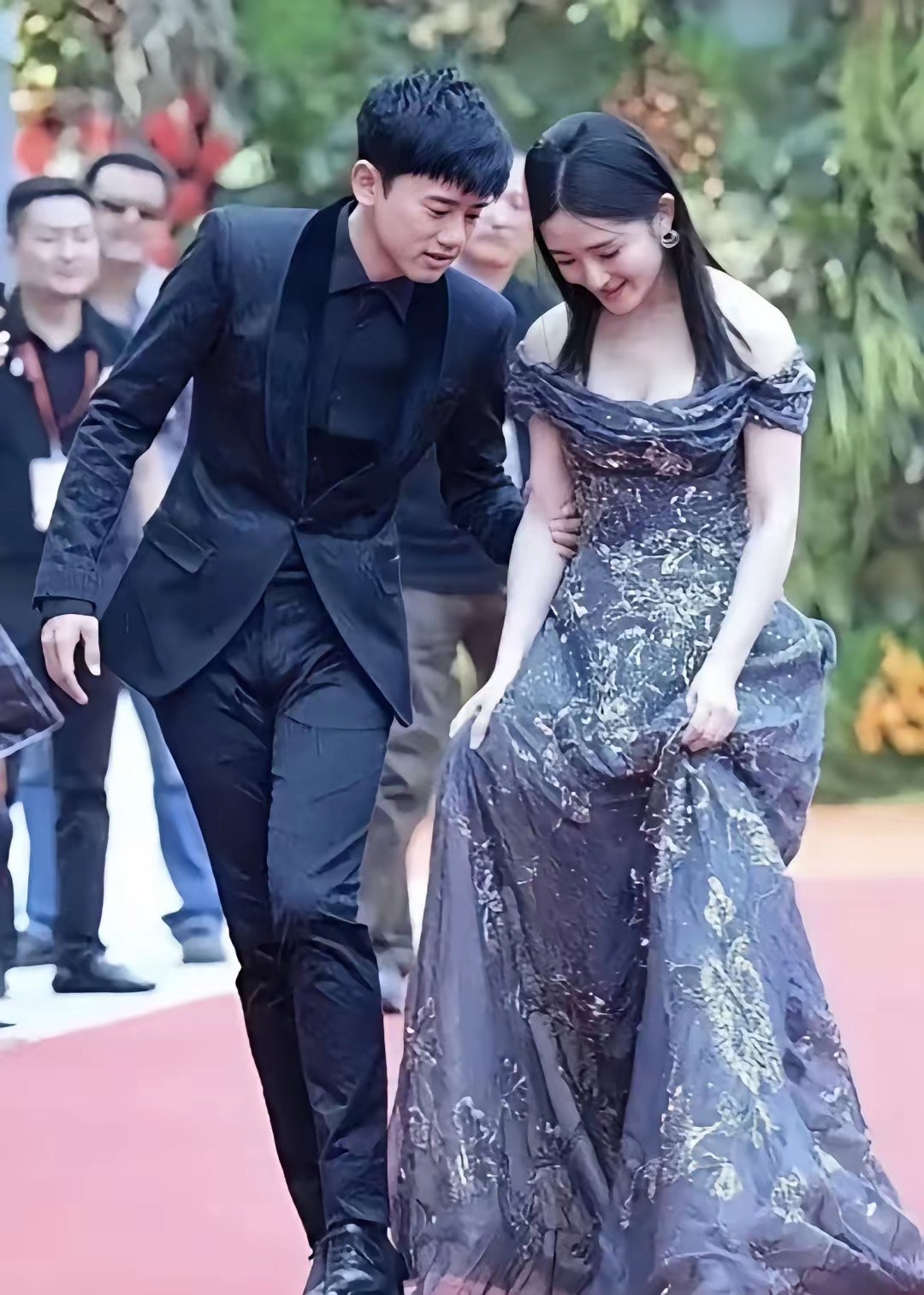 张杰是不是靠老婆谢娜走红的？其实明眼人都知道。张杰当年能多次快本宣传不是靠谢娜吗