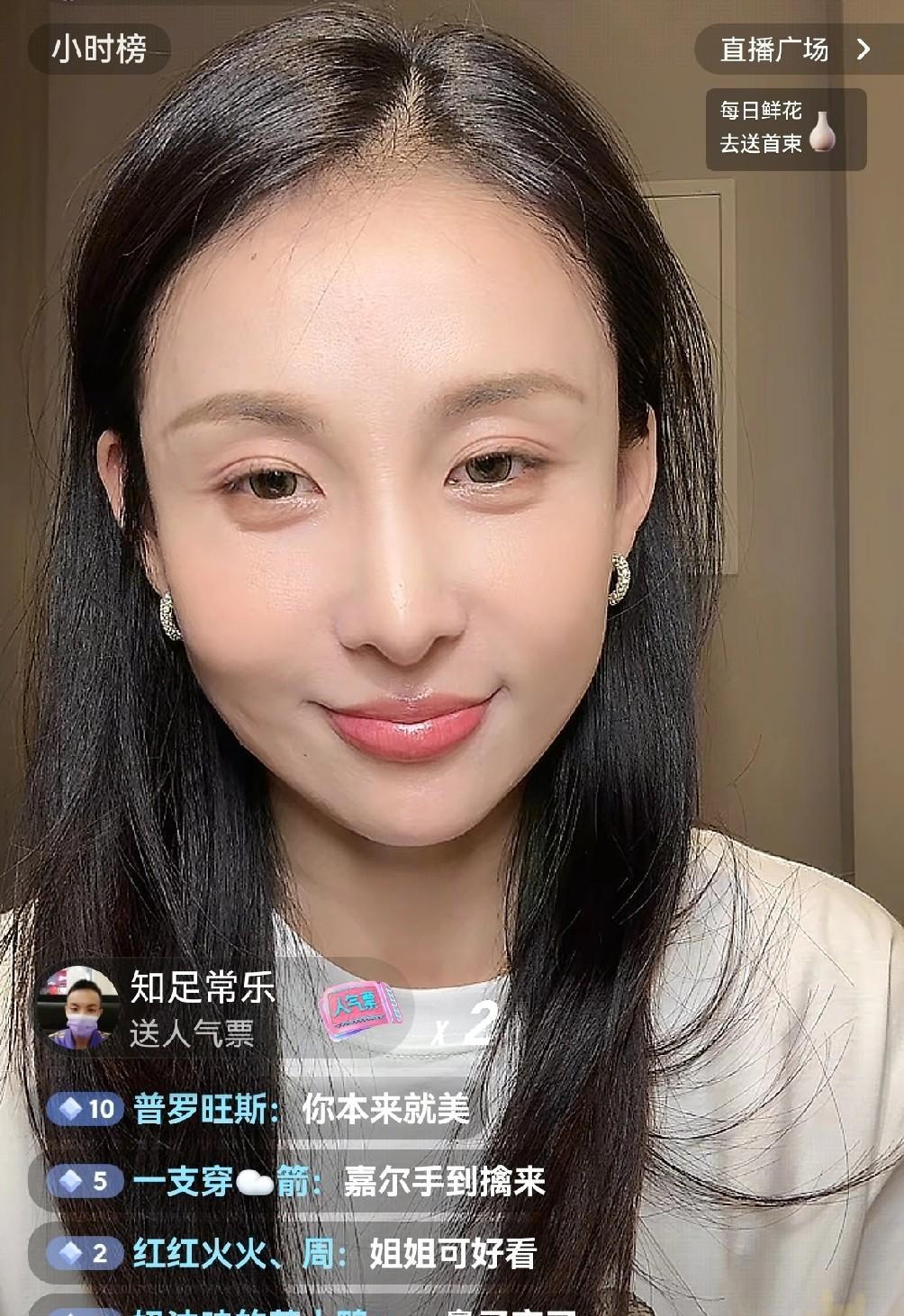 演员贾青昨晚在抖音直播时承认自己如今单身，直播间的人就开始玩笑的给她介绍起了男朋